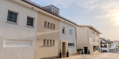 Golfurlaub - Sauna - Fassadenansicht Anfahrt - Aparthotel Parsberg, GreenDesign, 15 serviced Apartments und Suiten