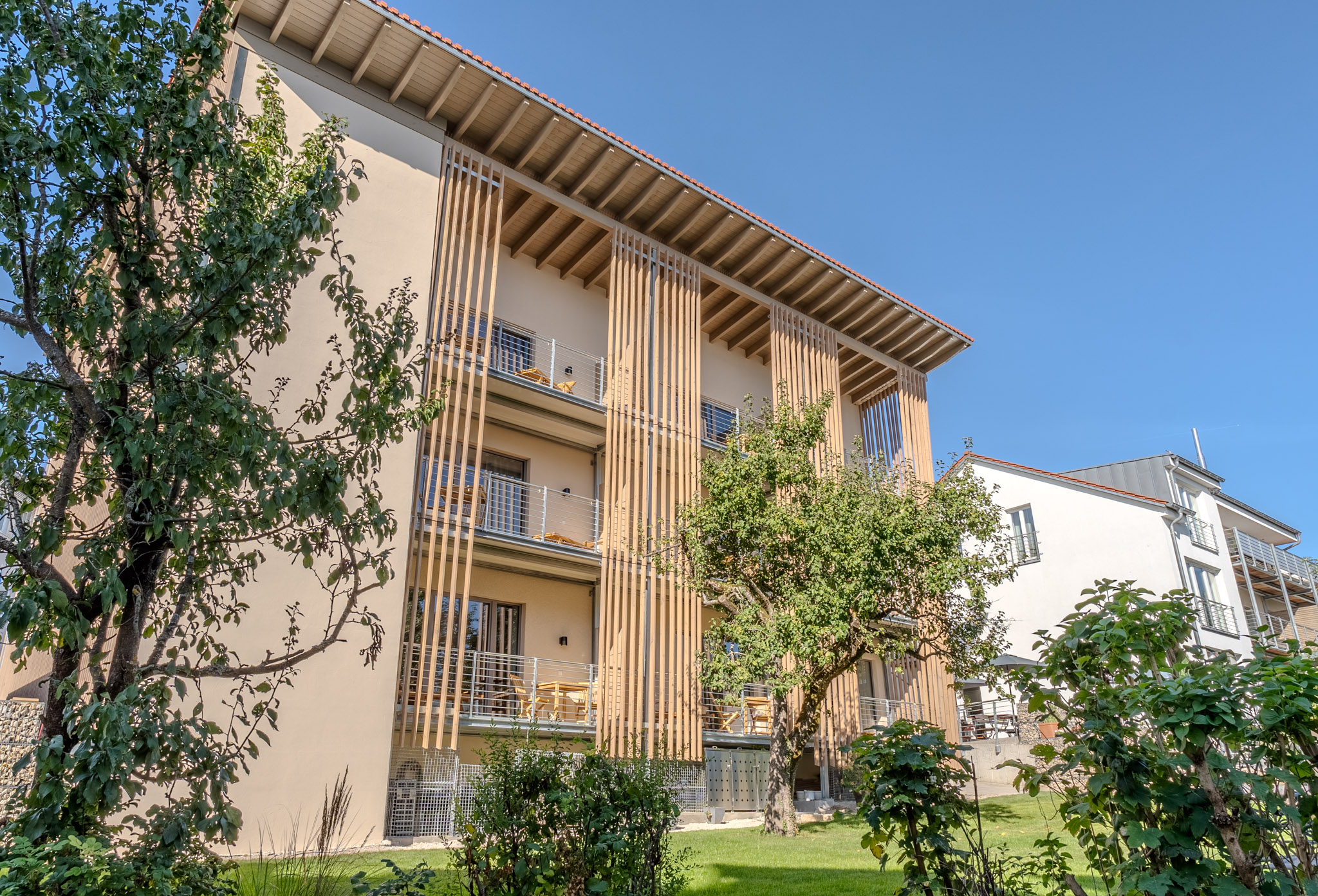 Golfurlaub - Oberpfalz - Aparthotel Parsberg Südansicht mit Garten - Aparthotel Parsberg, GreenDesign, 15 serviced Apartments und Suiten