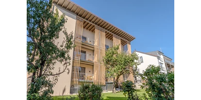 Golfurlaub - Sauna - Aparthotel Parsberg Südansicht mit Garten - Aparthotel Parsberg, GreenDesign, 15 serviced Apartments und Suiten