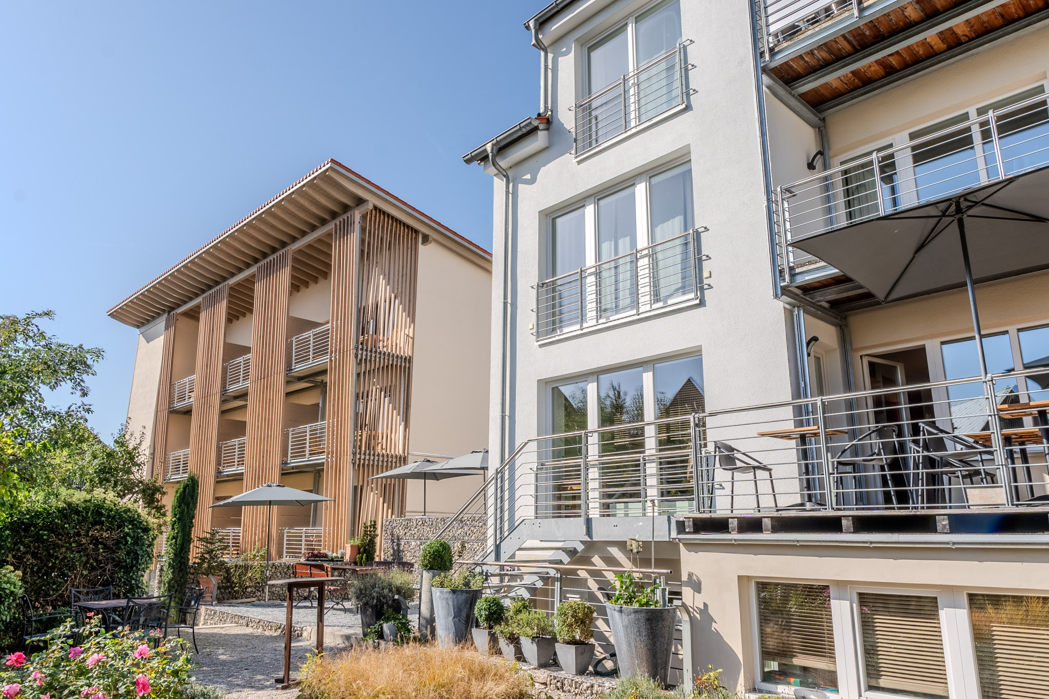 Golfurlaub - Oberpfalz - Südansicht von  Suitenhaus und die ECOVILLA  - Aparthotel Parsberg, GreenDesign, 15 serviced Apartments und Suiten