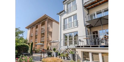 Golfurlaub - Sauna - Südansicht von  Suitenhaus und die ECOVILLA  - Aparthotel Parsberg, GreenDesign, 15 serviced Apartments und Suiten