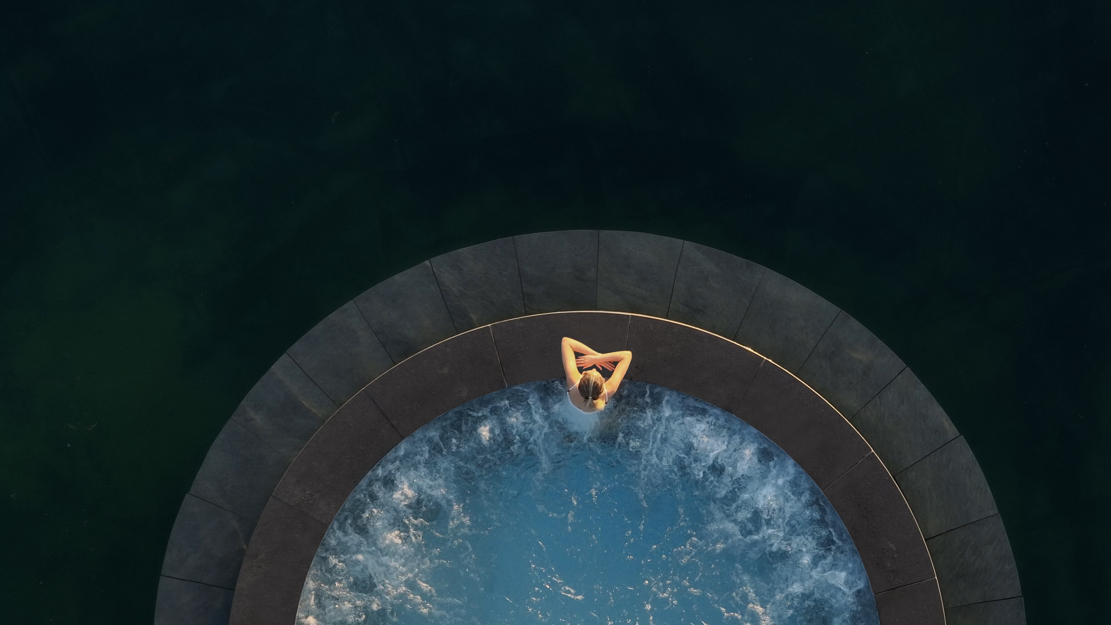 Golfurlaub - PLZ 83435 (Deutschland) - Whirlpool-Becken im See mit ca. 35 °C - Golfhotel Krallerhof *****