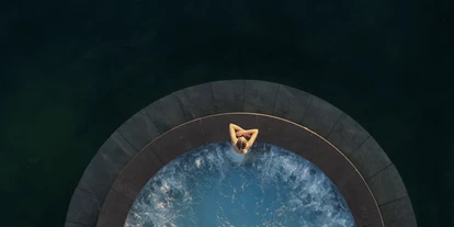 Golfurlaub - Fahrstuhl - Whirlpool-Becken im See mit ca. 35 °C - Golfhotel Krallerhof *****