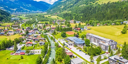 Golfurlaub - Fahrstuhl - Drohnenaufnahme Sommer: Hotel und Golfplatz - EUROPÄISCHER HOF Bad Gastein