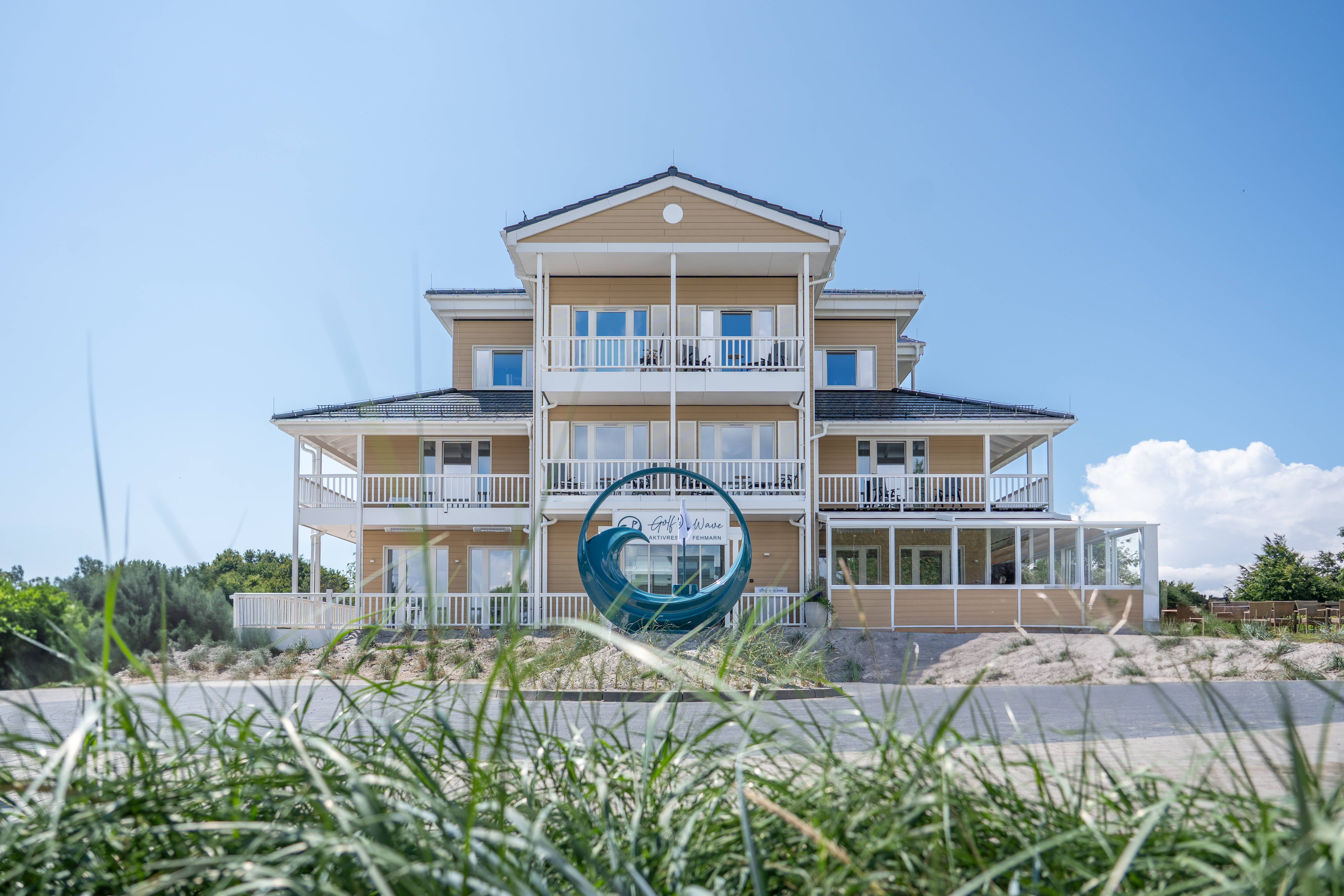 Golfurlaub - Bad und WC getrennt - Frontalansicht des Hotels - Golf 'n Wave Aktivresort Fehmarn