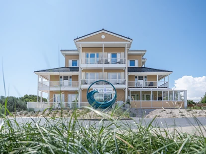 Golfurlaub - Bad und WC getrennt - Frontalansicht des Hotels - Golf 'n Wave Aktivresort Fehmarn