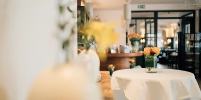Golfurlaub - Restaurant - Tisch mit Tischdecke und Vase - Klostermaier - Hotel & Restaurant