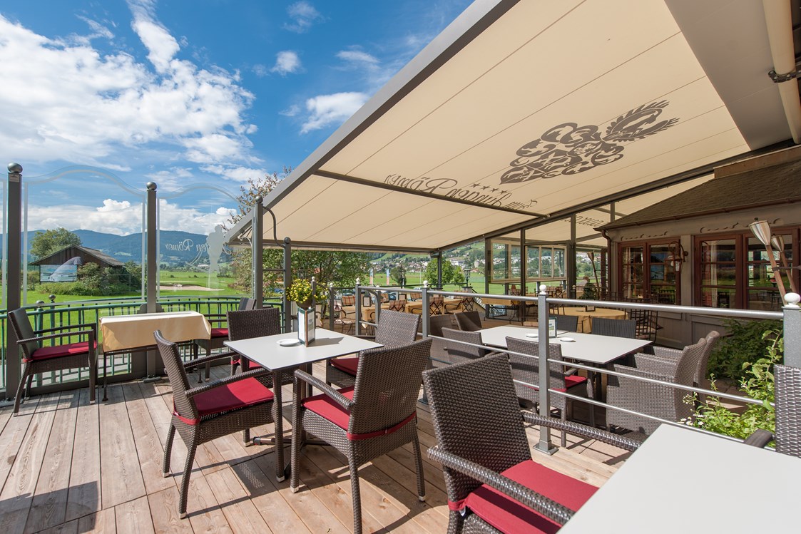 Golfhotel: Hotel-Panoramaterrasse mit direktem Blick auf den Golfplazt - Hotel Zum Jungen Römer