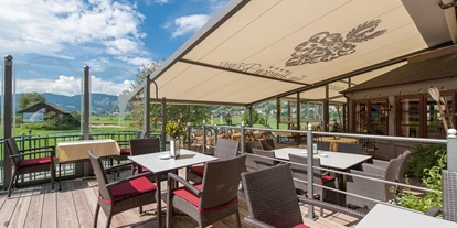 Golfurlaub - Bad und WC getrennt - Hotel-Panoramaterrasse mit direktem Blick auf den Golfplazt - Hotel Zum Jungen Römer