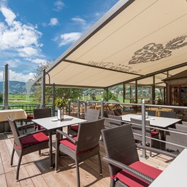 Golfhotel: Hotel-Panoramaterrasse mit direktem Blick auf den Golfplazt - Hotel Zum Jungen Römer