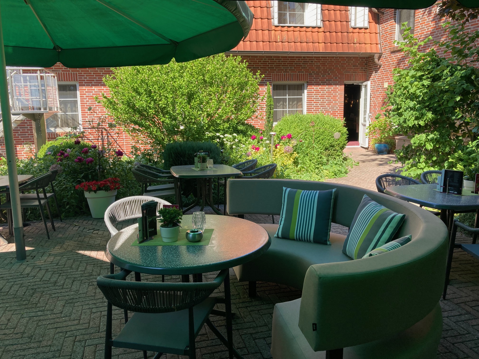 Golfhotel: Unsere große Gartenterrasse - NordWest-Hotel "Amsterdam"