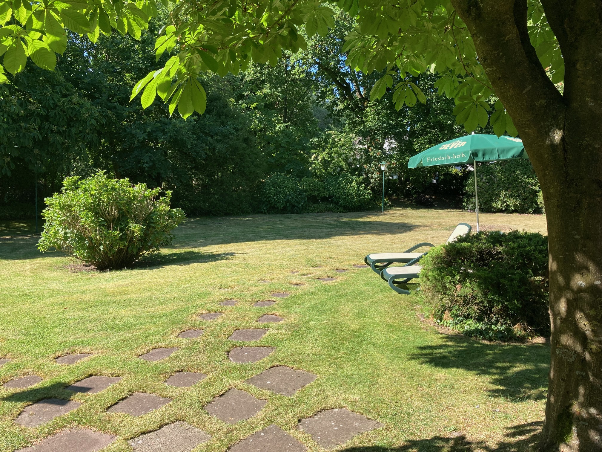 Golfhotel: Unser großer Garten - NordWest-Hotel "Amsterdam"