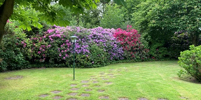 Golfurlaub - Deutschland - Unser großer Garten mit blühender Rhododendron - NordWest-Hotel "Amsterdam"
