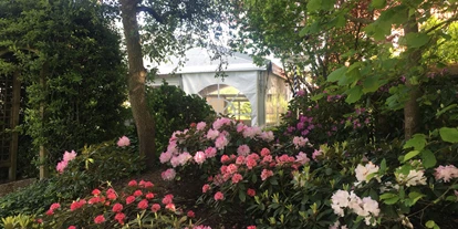 Golfurlaub - Deutschland - Unser großer Garten mit blühender Rhododendron - NordWest-Hotel "Amsterdam"