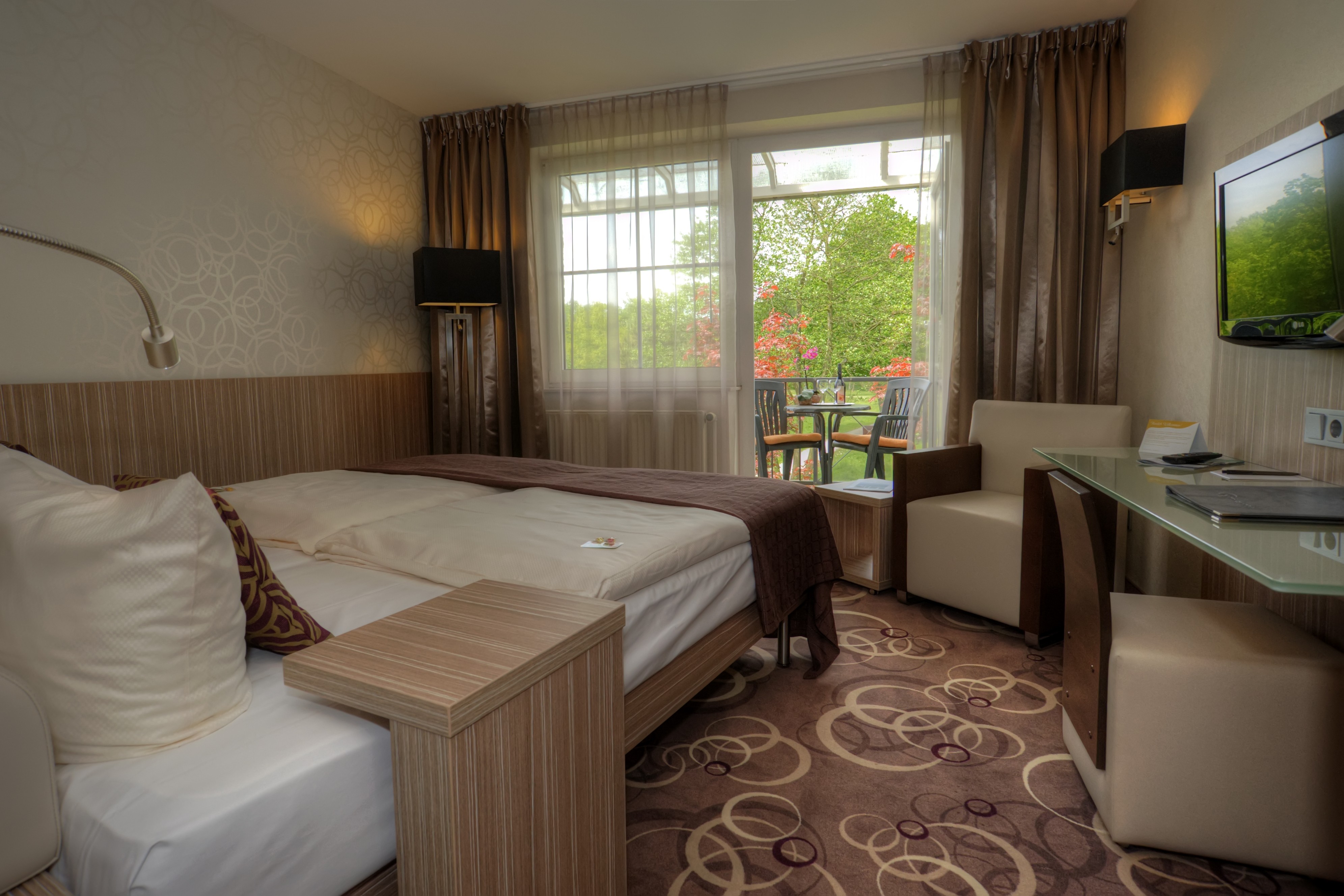 Golfurlaub - Wäscheservice - Comfort-Zimmer mit Balkon o. Terrasse
ca. 23 m², Bad mit Dusche, WC, Haatrockner, Kosmetikspiegel
Zimmer mit TV, ca. 100 digitale TV- und Radioprogramme sowie internationale Sender, Telefon, Uhr mit Wecker, WLAN/WIFI und LAN-Internet, Safe in Laptop-Größe, Kühlschrank, Kaffee-/Tee Station
Nur als Einzel- oder Doppelzimmer buchbar - NordWest-Hotel "Bad Zwischenahn"