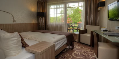 Golfurlaub - Deutschland - Comfort-Zimmer mit Balkon o. Terrasse
ca. 23 m², Bad mit Dusche, WC, Haatrockner, Kosmetikspiegel
Zimmer mit TV, ca. 100 digitale TV- und Radioprogramme sowie internationale Sender, Telefon, Uhr mit Wecker, WLAN/WIFI und LAN-Internet, Safe in Laptop-Größe, Kühlschrank, Kaffee-/Tee Station
Nur als Einzel- oder Doppelzimmer buchbar - NordWest-Hotel "Bad Zwischenahn"