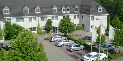 Golfurlaub - Deutschland - Dank der einzigartigen Lage am Kurpark bietet ein Aufenthalt in unserem Haus eine wunderbare Symbiose aus absoluter Ruhe und kurzen Wegen zu sämtlichen Attraktionen in Bad Zwischenahn. - NordWest-Hotel "Bad Zwischenahn"