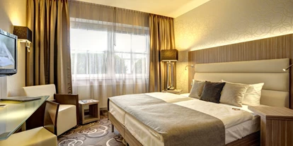 Golfurlaub - Deutschland - Comfort - Zimmer
ca 21 m², Bad mit Dusche, WC, Haartrockner, Kosmetikspiegel
Zimmer mit TV, ca. 100 digitale TV- und Radioprogramme sowie internationale Sender, Telefon, Uhr mit Wecker, WLAN/WIFI und LAN-Internet, Safe in Laptop-Größe, Kühlschrank, Kaffee-/Tee Station - NordWest-Hotel "Bad Zwischenahn"