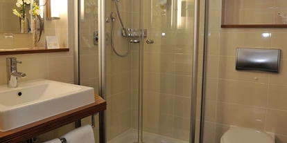 Golfurlaub - Deutschland - Bad mit Dusche, WC, Haartrockner, Kosmetikspiegel. - NordWest-Hotel "Bad Zwischenahn"