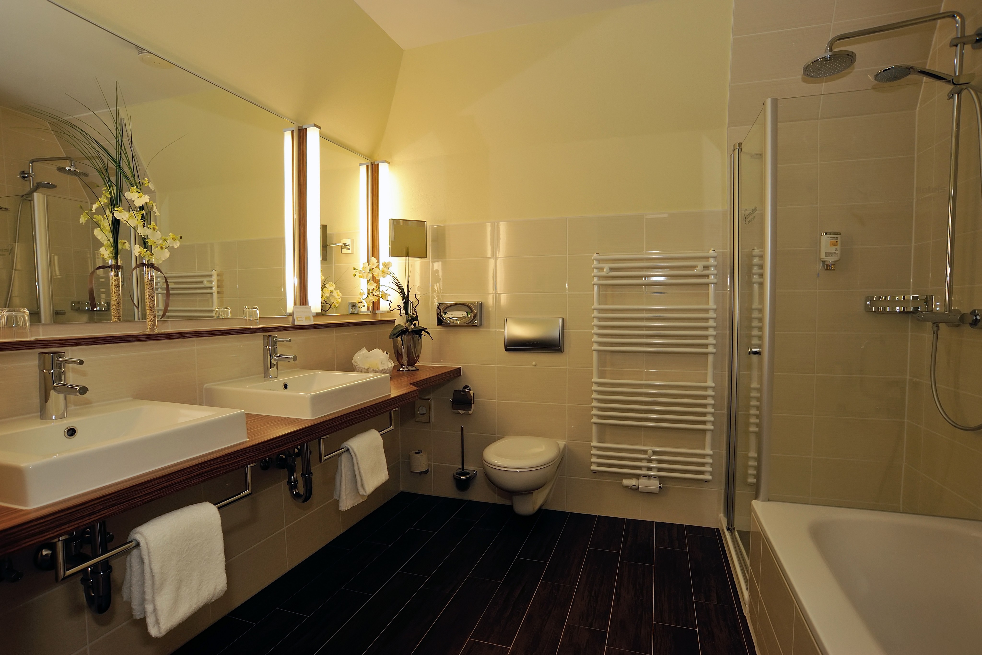 Golfhotel: Bad mit Doppelwaschbecken, Rainshower-Dusche und Badewanne, WC, Haartrockner - NordWest-Hotel "Bad Zwischenahn"