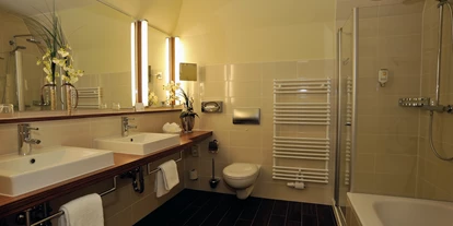 Golfurlaub - Deutschland - Bad mit Doppelwaschbecken, Rainshower-Dusche und Badewanne, WC, Haartrockner - NordWest-Hotel "Bad Zwischenahn"