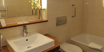 Golfurlaub - Deutschland - Bad mit Badewanne und integrierter Dusche, WC, Haartrockner, Kosmetikspiegel. - NordWest-Hotel "Bad Zwischenahn"