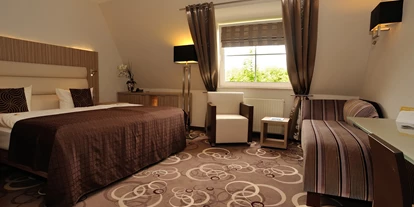 Golfurlaub - Deutschland - Comfort-Plus-Zimmer
ca 26 m², Bad mit Badewanne und integrierter Dusche, WC, Haatrockner, Kosmetikspiegel
Zimmer mit Recamiere/Couch, (gegen Aufpreis als Aufbettung nutzbar für die 3. Person), TV, - und Radioprogramme sowie internationale Sender, Telefon, Uhr mit Wecker, WLAN/WIFI und LAN-Internet, Safe in Laptop-Größe, Kühlschrank, Kaffee-/Tee Station
Nur als Einzel- oder Doppelzimmer buchbar
Doppelbett (180 cm x 200 cm) - NordWest-Hotel "Bad Zwischenahn"