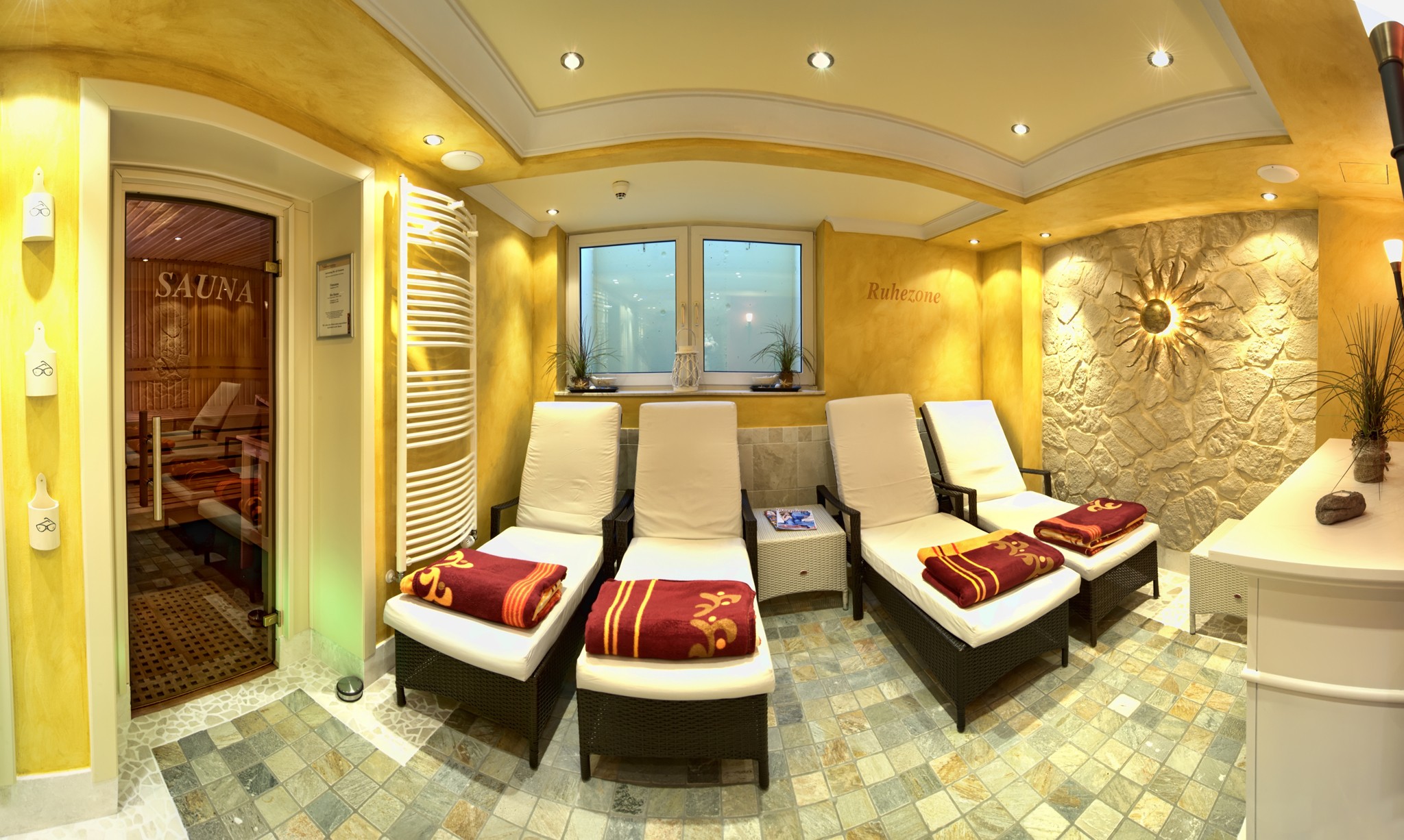 Golfhotel: Wellness-Sauna-Anlage "MeerSinn"
In unserer kleinen aber feinen Wellnessanlage können Sie sich einfach fallen lassen – Sie werden aufgefangen von einem Meer an Wohltaten für Ihren Körper und Ihr inneres Gleichgewicht.

Für Ihr komplettes Wohlbefinden in der Kneipp-Stadt Bad Zwischenahn sorgen die hoteleigene finnische Sauna, eine Infrarot-Wärmekabine, Aroma-Dampfbad-Kabine, Wärmebank mit Kneipp-Becken und Aroma-Erlebnisduschen sowie ein Shiatsu-Massagesessel. Und dann – eingekuschelt auf unseren ergonomischen Liegen in der Kaminlounge: einfach träumen, genießen und die Seele baumeln lassen! - NordWest-Hotel "Bad Zwischenahn"