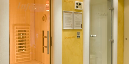 Golfurlaub - Deutschland - Wellness-Sauna-Anlage "MeerSinn"
In unserer kleinen aber feinen Wellnessanlage können Sie sich einfach fallen lassen – Sie werden aufgefangen von einem Meer an Wohltaten für Ihren Körper und Ihr inneres Gleichgewicht.
Für Ihr komplettes Wohlbefinden in der Kneipp-Stadt Bad Zwischenahn sorgen die hoteleigene finnische Sauna, eine Infrarot-Wärmekabine, Aroma-Dampfbad-Kabine, Wärmebank mit Kneipp-Becken und Aroma-Erlebnisduschen sowie ein Shiatsu-Massagesessel. Und dann – eingekuschelt auf unseren ergonomischen Liegen in der Kaminlounge: einfach träumen, genießen und die Seele baumeln lassen! - NordWest-Hotel "Bad Zwischenahn"