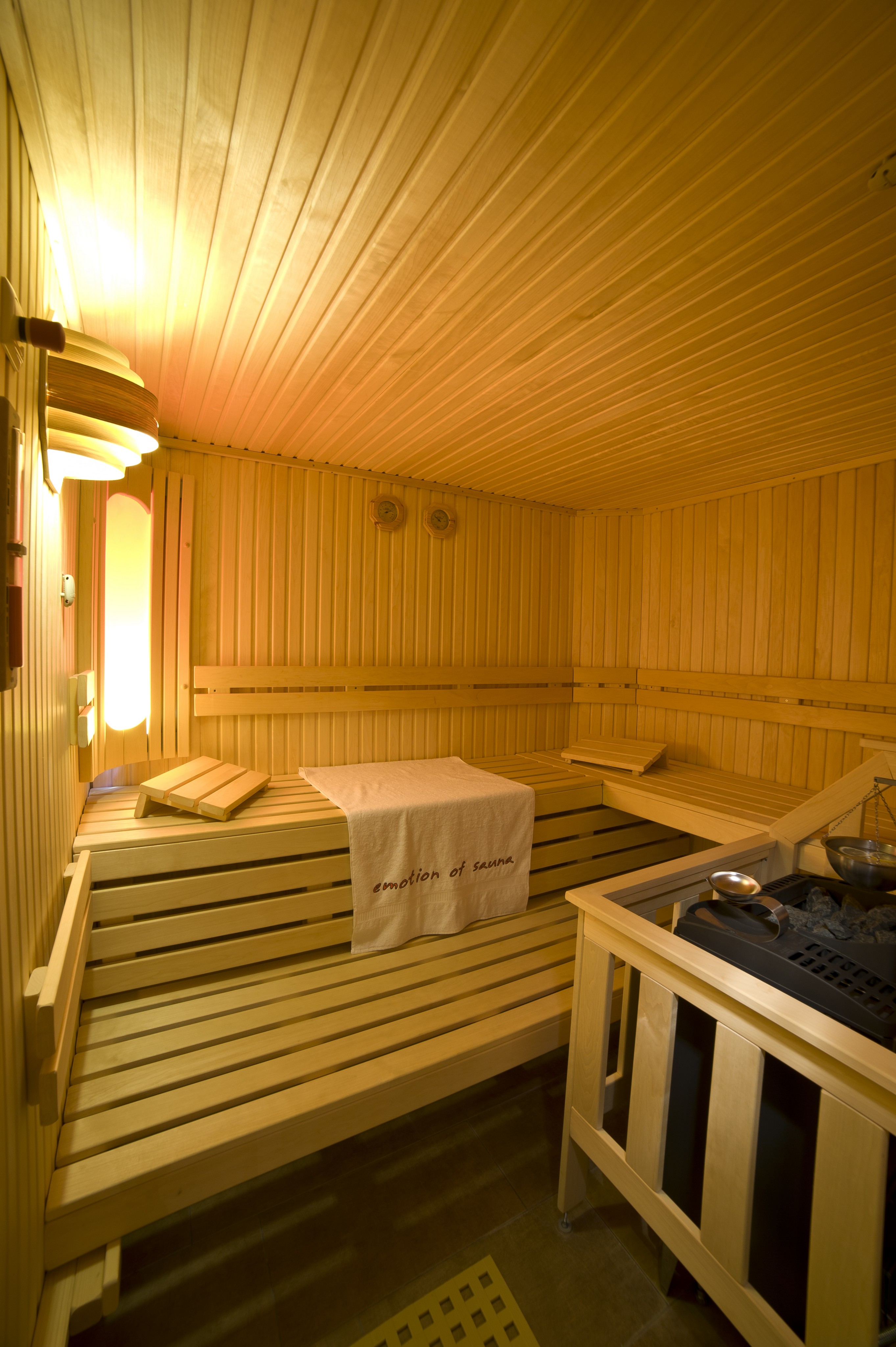 Golfhotel: Wellness-Sauna-Anlage "MeerSinn"
In unserer kleinen aber feinen Wellnessanlage können Sie sich einfach fallen lassen – Sie werden aufgefangen von einem Meer an Wohltaten für Ihren Körper und Ihr inneres Gleichgewicht.

Für Ihr komplettes Wohlbefinden in der Kneipp-Stadt Bad Zwischenahn sorgen die hoteleigene finnische Sauna, eine Infrarot-Wärmekabine, Aroma-Dampfbad-Kabine, Wärmebank mit Kneipp-Becken und Aroma-Erlebnisduschen sowie ein Shiatsu-Massagesessel. Und dann – eingekuschelt auf unseren ergonomischen Liegen in der Kaminlounge: einfach träumen, genießen und die Seele baumeln lassen! - NordWest-Hotel "Bad Zwischenahn"