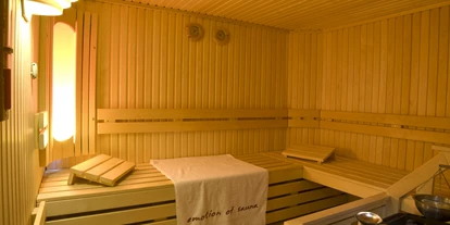 Golfurlaub - Deutschland - Wellness-Sauna-Anlage "MeerSinn"
In unserer kleinen aber feinen Wellnessanlage können Sie sich einfach fallen lassen – Sie werden aufgefangen von einem Meer an Wohltaten für Ihren Körper und Ihr inneres Gleichgewicht.
Für Ihr komplettes Wohlbefinden in der Kneipp-Stadt Bad Zwischenahn sorgen die hoteleigene finnische Sauna, eine Infrarot-Wärmekabine, Aroma-Dampfbad-Kabine, Wärmebank mit Kneipp-Becken und Aroma-Erlebnisduschen sowie ein Shiatsu-Massagesessel. Und dann – eingekuschelt auf unseren ergonomischen Liegen in der Kaminlounge: einfach träumen, genießen und die Seele baumeln lassen! - NordWest-Hotel "Bad Zwischenahn"