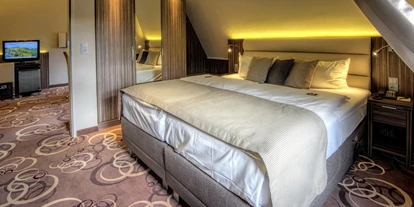 Golfurlaub - Deutschland - Suite - mit Klimaanlage -
ca. 50 m², Bad mit Doppelwaschbecken, Rainshower-Dusche und Badewanne, WC, Haatrockner
Wohnzimmer mit Sofaecke (gegen Aufpreis als Aufbettung nutzbar für 3. Person oder 2 Kinder), Gesellschaftstisch mit 4 Stühlen, Kommode mit Hifi-Anlage, CD-Player, Schreibtisch, Kühlschrank, WLAN/WIFI und LAN-Internet, elektrischer Wandkamin, Kapsel-Kaffeemaschine
Schlafzimmer mit 2 zusammenstehenden elektrischen Boxspring-Betten (180 cm x 200 cm)
Safe in Laptop-Größe, Telefon, 2. TV, ca. 100 digitale TV- und Radioprogramme sowie internationale Sender, Weckruf/Wecker, Hosenbügler - NordWest-Hotel "Bad Zwischenahn"