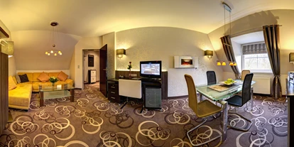 Golfurlaub - Deutschland - Suite - mit Klimaanlage -
ca. 50 m², Bad mit Doppelwaschbecken, Rainshower-Dusche und Badewanne, WC, Haatrockner
Wohnzimmer mit Sofaecke (gegen Aufpreis als Aufbettung nutzbar für 3. Person oder 2 Kinder), Gesellschaftstisch mit 4 Stühlen, Kommode mit Hifi-Anlage, CD-Player, Schreibtisch, Kühlschrank, WLAN/WIFI und LAN-Internet, elektrischer Wandkamin, Kapsel-Kaffeemaschine
Schlafzimmer mit 2 zusammenstehenden elektrischen Boxspring-Betten (180 cm x 200 cm)
Safe in Laptop-Größe, Telefon, 2. TV, ca. 100 digitale TV- und Radioprogramme sowie internationale Sender, Weckruf/Wecker, Hosenbügler - NordWest-Hotel "Bad Zwischenahn"