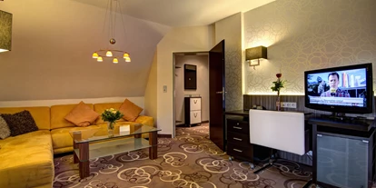 Golfurlaub - Deutschland - Suite - mit Klimaanlage -
ca. 50 m², Bad mit Doppelwaschbecken, Rainshower-Dusche und Badewanne, WC, Haatrockner
Wohnzimmer mit Sofaecke (gegen Aufpreis als Aufbettung nutzbar für 3. Person oder 2 Kinder), Gesellschaftstisch mit 4 Stühlen, Kommode mit Hifi-Anlage, CD-Player, Schreibtisch, Kühlschrank, WLAN/WIFI und LAN-Internet, elektrischer Wandkamin, Kapsel-Kaffeemaschine
Schlafzimmer mit 2 zusammenstehenden elektrischen Boxspring-Betten (180 cm x 200 cm)
Safe in Laptop-Größe, Telefon, 2. TV, ca. 100 digitale TV- und Radioprogramme sowie internationale Sender, Weckruf/Wecker, Hosenbügler - NordWest-Hotel "Bad Zwischenahn"