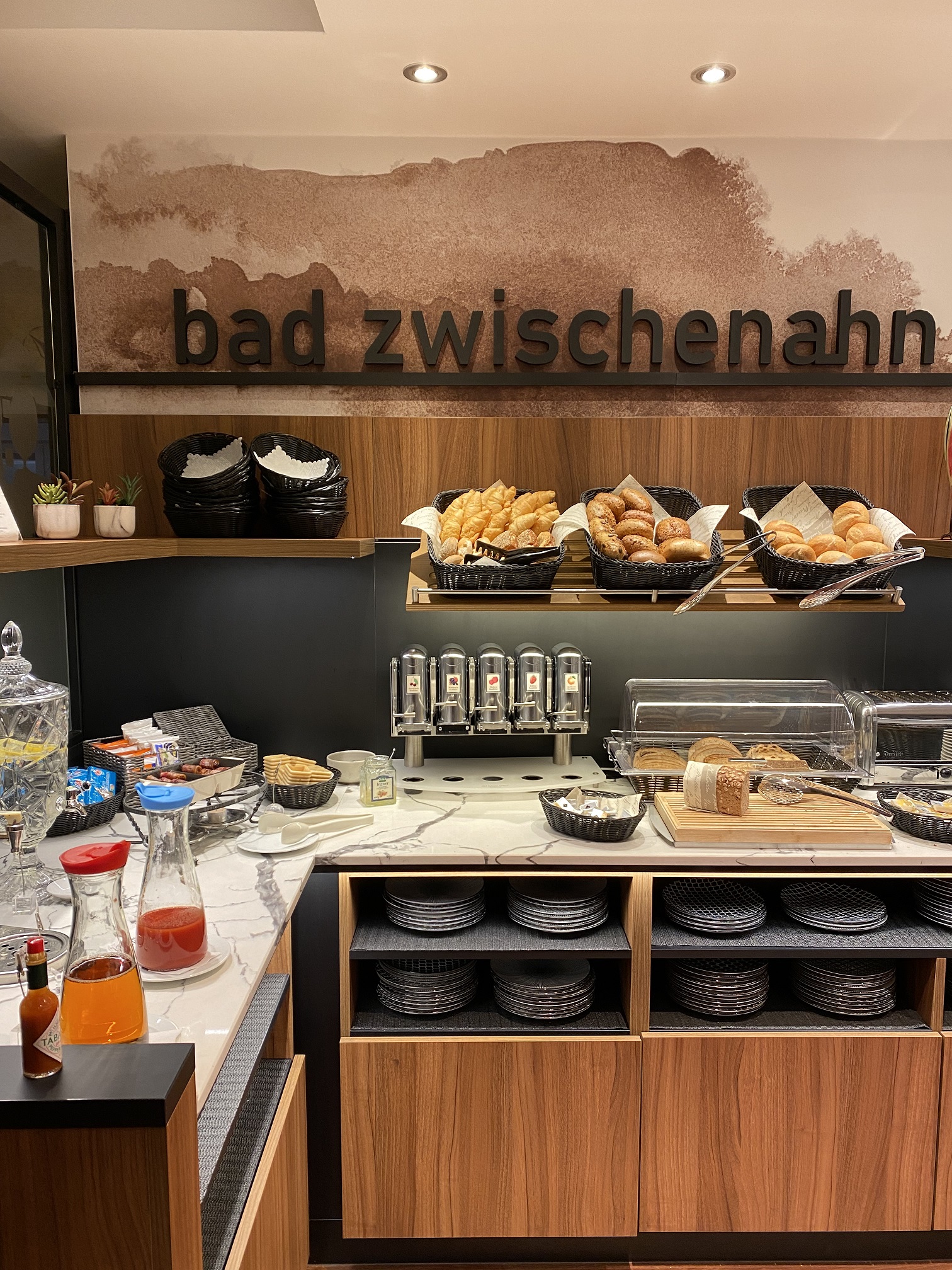 Golfhotel: Der bestmögliche Start in den Tag gelingt nur mit den besten Produkten.
Gästen des NordWest-Hotels steht täglich eine große Auswahl süßer und herzhafter Leckereien zur Verfügung. Hierzu gehören süßes Gebäck, verschiedene Brot & Brötchen zur Auswahl, diverse Sorten Aufschnitt, Käse, Marmeladen, Honig, Nuss-Nougat-Creme, Müsli in vielen Varianten, frischer Obstsalat und Joghurt. Eine Superfood-Bar mit gesunden Toppings wie Leinsamen, Haferflocken und Rosinen ergänzen das Angebot. Besonders bei tierischen Produkten wie Lachs, Wurst- & Käsewaren, Eier, Milch, Butter, Joghurt und Frischkäse sowie bei frischem Obst & Gemüse, den verschiedenen Teesorten und beim Müsli achten wir auf Frische und Nachhaltigkeit. Auch warme Speisen wie zwei Sorten Rührei, Speck und Würstchen sind selbstverständlich mit dabei.  - NordWest-Hotel "Bad Zwischenahn"