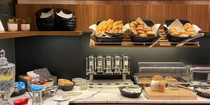 Golfurlaub - Deutschland - Der bestmögliche Start in den Tag gelingt nur mit den besten Produkten.
Gästen des NordWest-Hotels steht täglich eine große Auswahl süßer und herzhafter Leckereien zur Verfügung. Hierzu gehören süßes Gebäck, verschiedene Brot & Brötchen zur Auswahl, diverse Sorten Aufschnitt, Käse, Marmeladen, Honig, Nuss-Nougat-Creme, Müsli in vielen Varianten, frischer Obstsalat und Joghurt. Eine Superfood-Bar mit gesunden Toppings wie Leinsamen, Haferflocken und Rosinen ergänzen das Angebot. Besonders bei tierischen Produkten wie Lachs, Wurst- & Käsewaren, Eier, Milch, Butter, Joghurt und Frischkäse sowie bei frischem Obst & Gemüse, den verschiedenen Teesorten und beim Müsli achten wir auf Frische und Nachhaltigkeit. Auch warme Speisen wie zwei Sorten Rührei, Speck und Würstchen sind selbstverständlich mit dabei.  - NordWest-Hotel "Bad Zwischenahn"