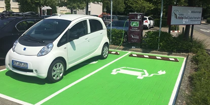 Golfurlaub - Deutschland - Ladestation für E-Autos mit zwei Ladepunkten, 22 KW mit allen gängigen Ladekarten u. EC-Karte - NordWest-Hotel "Bad Zwischenahn"