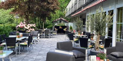 Golfurlaub - Deutschland - Gartenterrasse zum Erholen und Verweilen - NordWest-Hotel "Bad Zwischenahn"