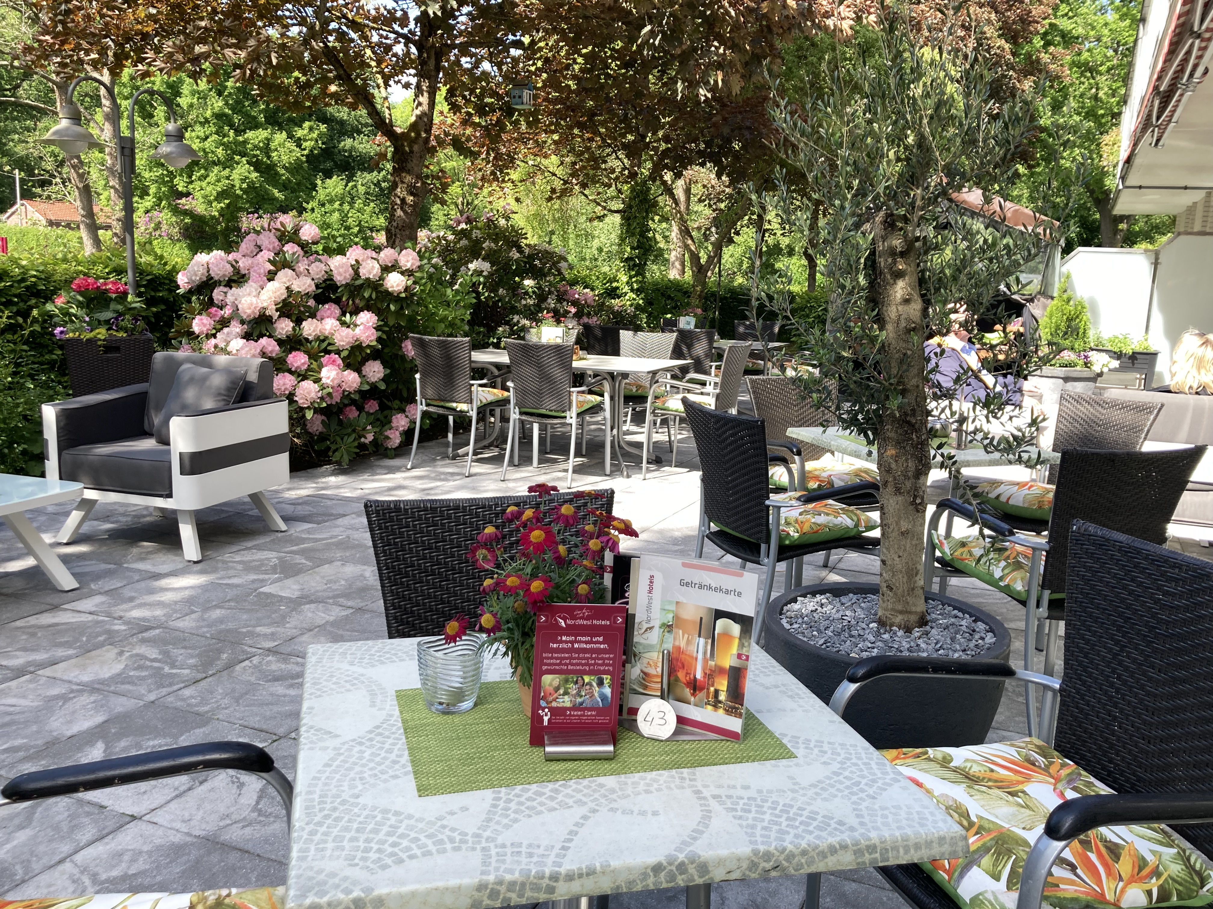 Golfhotel: Gartenterrasse zum Erholen und Verweilen - NordWest-Hotel "Bad Zwischenahn"