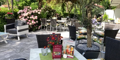 Golfurlaub - Deutschland - Gartenterrasse zum Erholen und Verweilen - NordWest-Hotel "Bad Zwischenahn"
