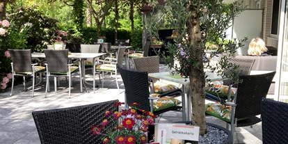 Golfurlaub - Deutschland - Gartenterrasse zum Erholen und Verweilen - NordWest-Hotel "Bad Zwischenahn"