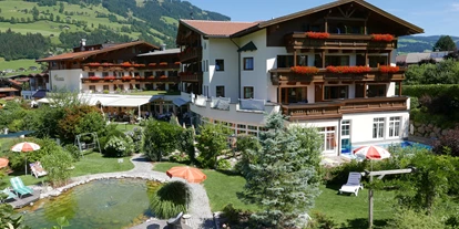 Golfurlaub - Fahrstuhl - Das familiär geführte 4-Sterne Superior Hotel in Westendorf liegt auf einem ruhigen Sonnenplateau inmitten der Kitzbüheler Alpen. Im Sommer ein Rad- und Wanderparadies. Im Winter das Top Skigebiet mit Einstieg direkt hinter dem Hotel in die Skiwelt Wilder Kaiser-Brixental und Kitzbühel. Freuen Sie sich auf Geselligkeit und einen Wohlfühl Urlaub unter Freunden. - Landhotel Schermer