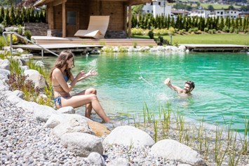 Golfhotel: Wir nennen einen Naturbadeteich unser Eigen. Hier kannst du das Bad in seiner natürlichsten Form erleben. Das Wasser wird ganz natürlich gefiltert und aufbereitet. Abkühlung und Erfrischung sind garantiert.  - Hotel Wöscherhof