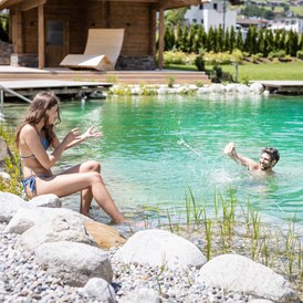 Golfhotel: Wir nennen einen Naturbadeteich unser Eigen. Hier kannst du das Bad in seiner natürlichsten Form erleben. Das Wasser wird ganz natürlich gefiltert und aufbereitet. Abkühlung und Erfrischung sind garantiert.  - Hotel Wöscherhof