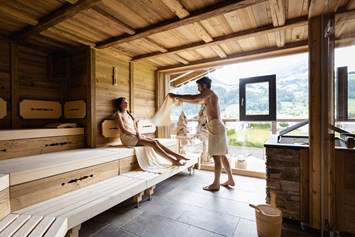 Golfhotel: FINNISCHE EVENTSAUNA
Die 90°C heiße Sauna und die verschiedenen Aufgüsse lassen dich nicht nur schwitzen – von hier aus hast du einen wunderbaren Panoramablick auf die Zillertaler Alpen, der dich ins Schwärmen bringt. - Hotel Wöscherhof