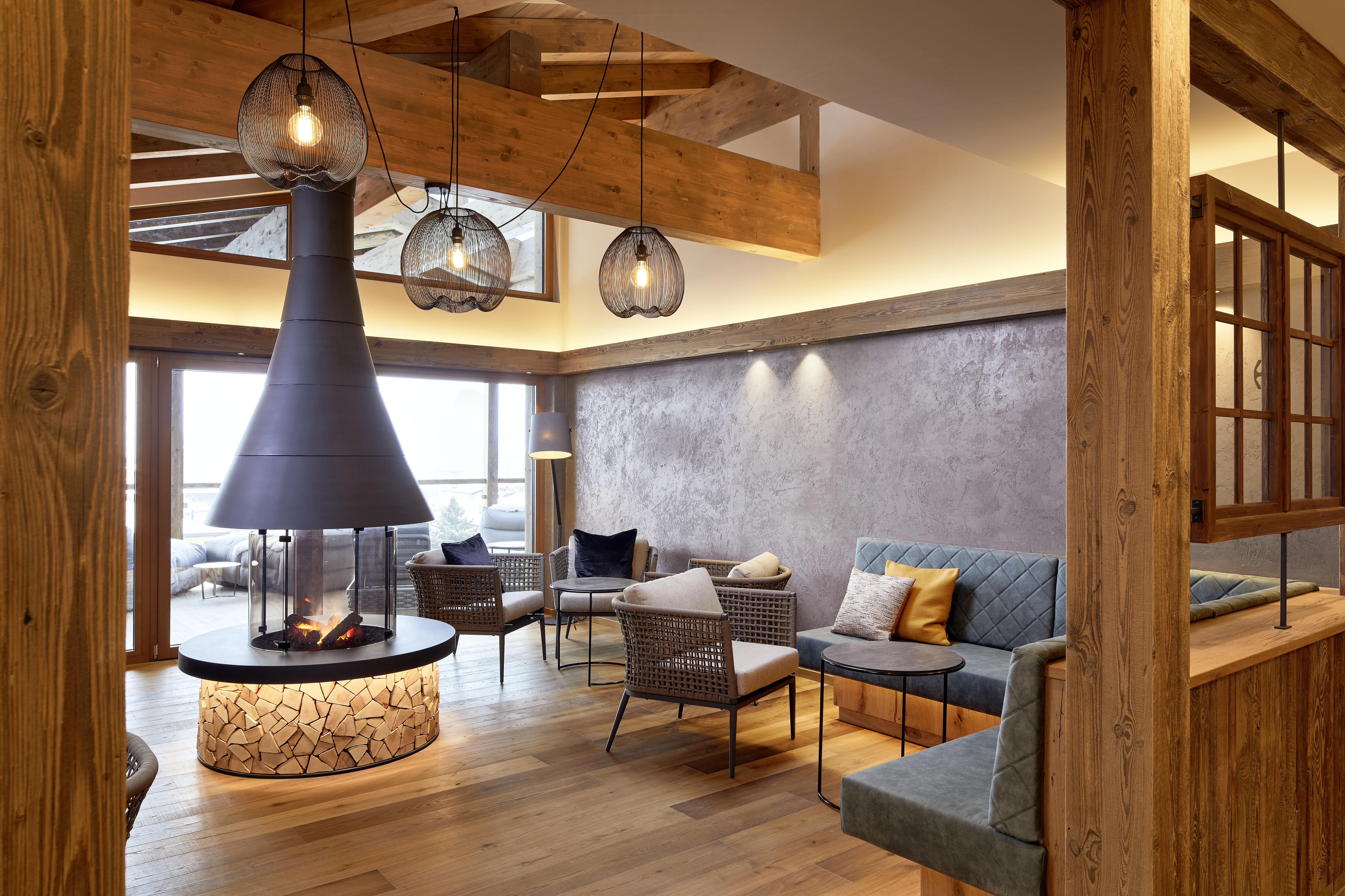 Golfhotel: PLAUDER-LOUNGE
Hier kannst du vieles auf der Zunge haben: Einen entschlackenden Tee, einen stärkenden Happen oder ein feines Wort. Das Effekt-Feuer nach dem Saunagang lässt dich runterkommen. - Hotel Wöscherhof