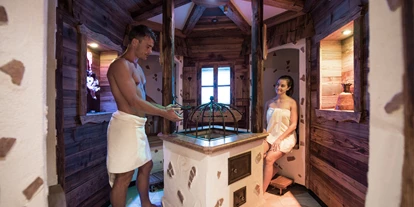 Golfurlaub - Fahrstuhl - EIN HEISSER HOTSPOT:
DEIN DAHUAM _ FÜR DIE SEELE
HIER UNTEN_ erwarten dich eine Finnische Sauna (90°), eine Bio-Zirbensauna (60°), unser Aroma-Dampfbad, das gemütliche Kräuterstadl und Tiefenwärme mit unserer Infrarot-Kabine. Erfrischung bietet dir der Erlebnis Kneipp- und Duschweg. In den beiden Ruheräume und in der Ruhestube mit beheizten Wasserbetten kannst du entspannen. - Hotel Wöscherhof