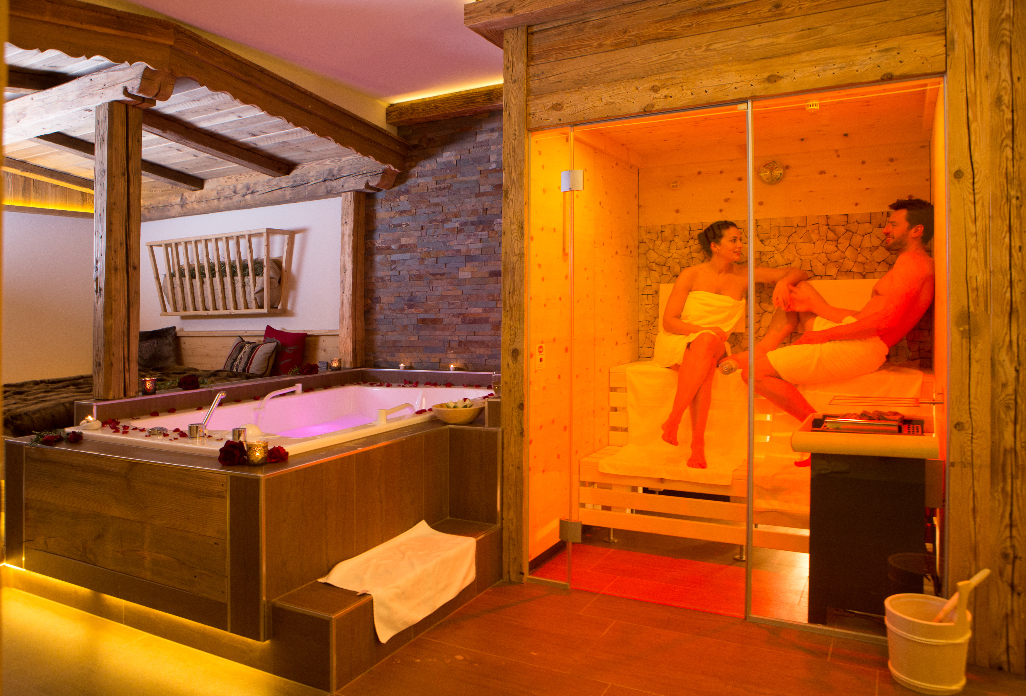 Golfhotel: NUR DU UND ... 
PRIVATE SPA
Du suchst ein besonderes Platzl, um uneingeschränkte Zweisamkeit zu genießen? In unserem Private SPA kann man gar nicht anders, als es sich gemeinsam gut gehen zu lassen. Die Zirben-Sauna, unsere große Doppelwanne mit Klangwellen und das gemütliche Ruhebett mit Bergheu-Duft helfen euch dabei noch. Ein prickelndes Glas Sekt und frische Früchte machen eure gemeinsame Zeit zu einer absolut runden Sache. - Hotel Wöscherhof