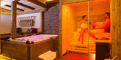Golfurlaub - Fahrstuhl - NUR DU UND ... 
PRIVATE SPA
Du suchst ein besonderes Platzl, um uneingeschränkte Zweisamkeit zu genießen? In unserem Private SPA kann man gar nicht anders, als es sich gemeinsam gut gehen zu lassen. Die Zirben-Sauna, unsere große Doppelwanne mit Klangwellen und das gemütliche Ruhebett mit Bergheu-Duft helfen euch dabei noch. Ein prickelndes Glas Sekt und frische Früchte machen eure gemeinsame Zeit zu einer absolut runden Sache. - Hotel Wöscherhof