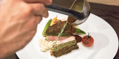 Golfurlaub - Fahrstuhl - GSCHMACKIG _ ON POINT.
Ein Stückerl Tirol auf jedem Teller. Das ist das Motto unseres Restaurants. Ob Suppe, Brot mit Aufstrich oder hausgebackener Kuchen – bei uns wird frei experimentiert und Neues kreiert. Die Resultate kommen erst auf den Tisch, wenn sie ordentlich betören und dich mit ihrem bloßen Duft direkt ins Schlaraffenland geleiten. Nicht umsonst sind wir Teil von Bewusst Tirol. - Hotel Wöscherhof